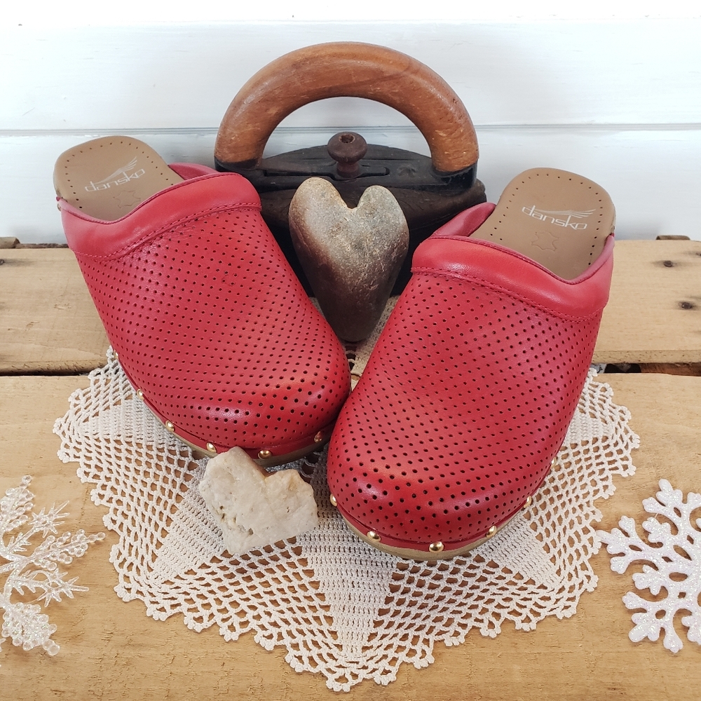 ⚘AvaiLable⚘inQuire!⚘RED Dansko Pro Sonja Perforated Honey Clogs Brass Studs Boho - Picture 10 of 13